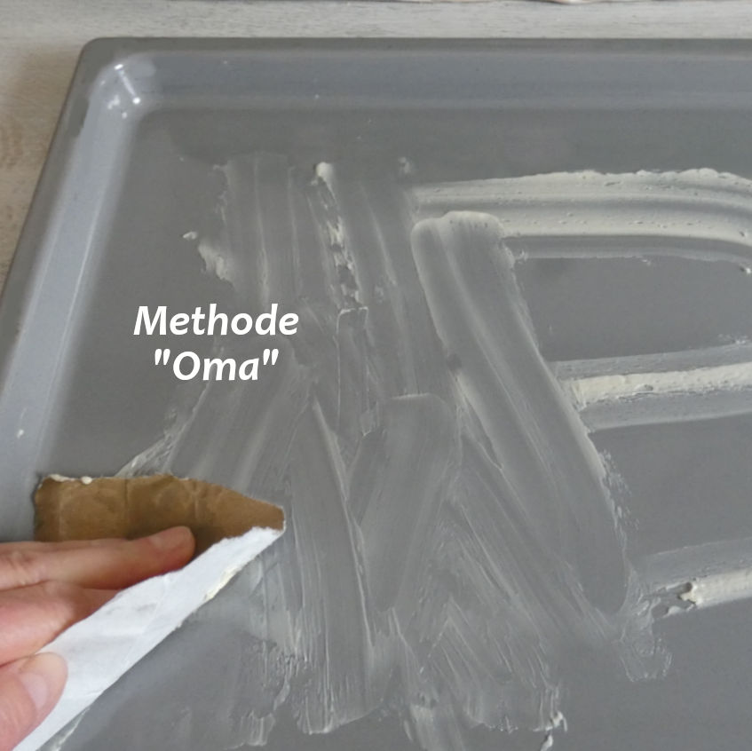 Fett verteilen mit einem Stück Papier von der Mehltüte